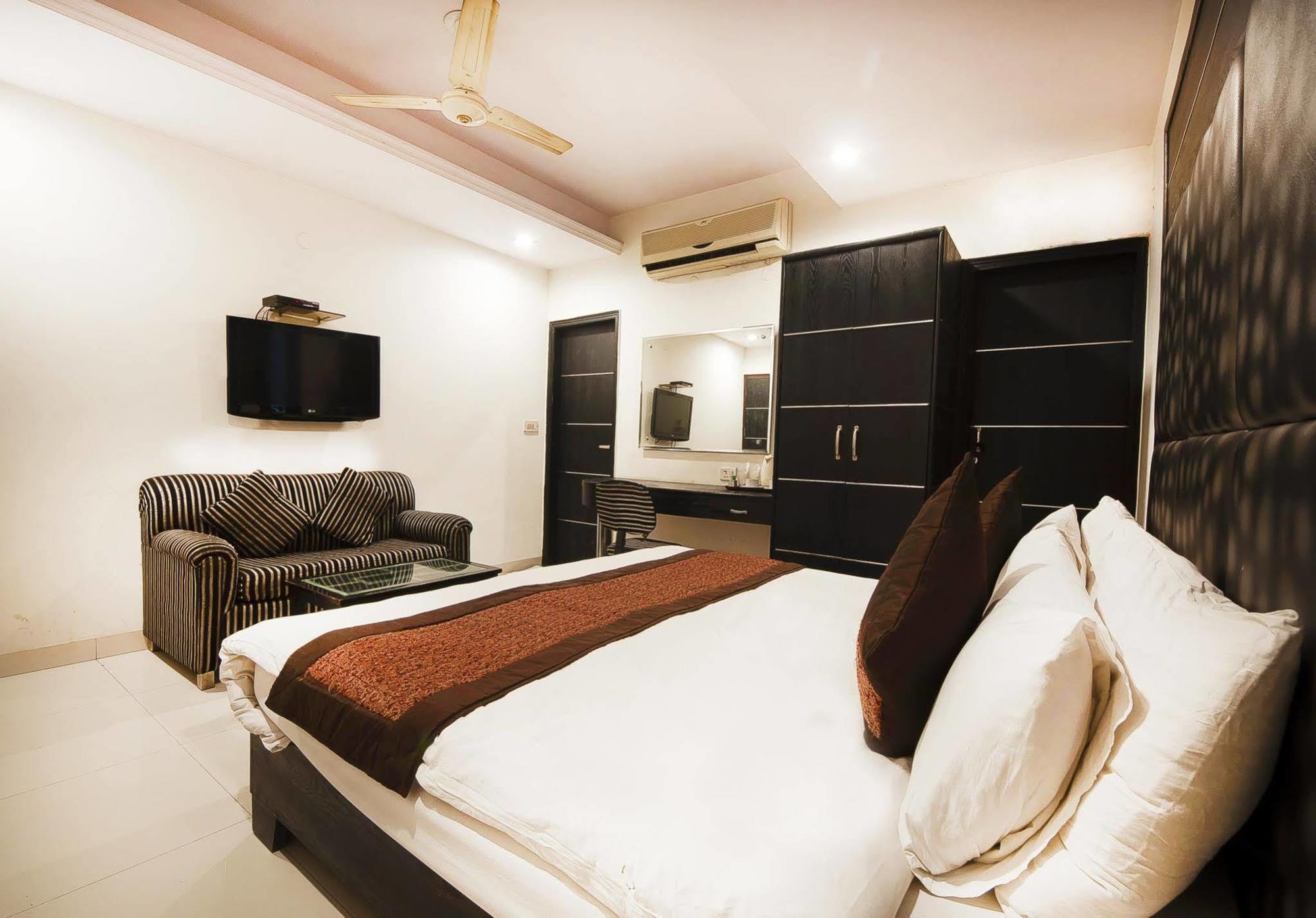 Treebo Mehar Castle Hotell Delhi  Eksteriør bilde